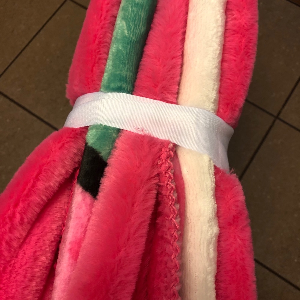 New Hello Kitty blanket - Picture 4 of 5